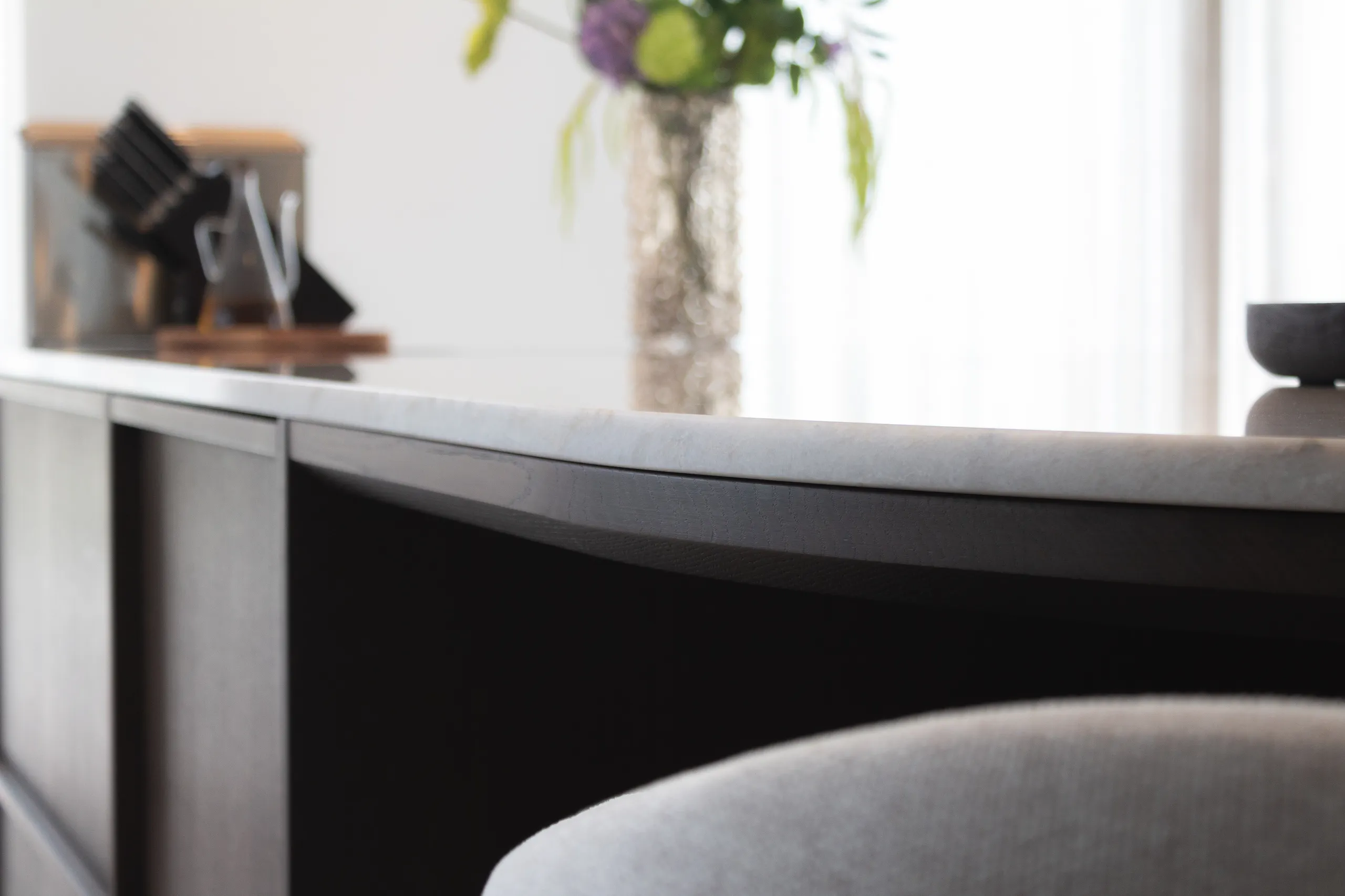 Detail van een Japandi keukenmeubel uit Friesland met een Yuki Ash werkblad en minimalistische afwerking.