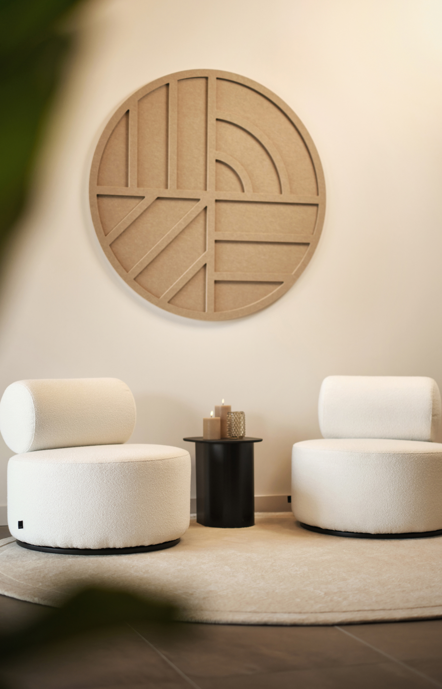 Eikmeester logo met twee stoelen op de voorgrond