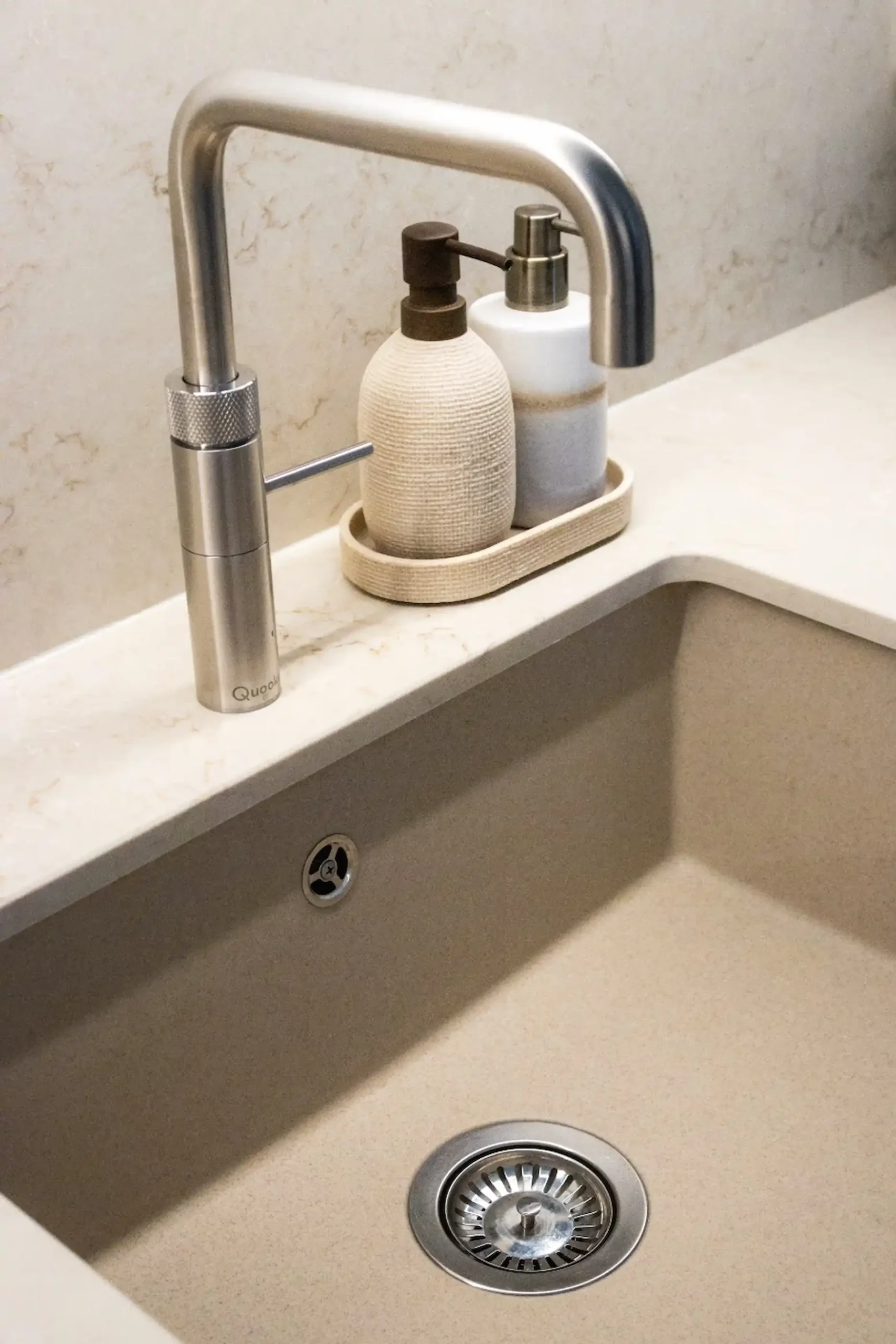 Eikmeester japandi keukens beige spoelbak quooker rvs